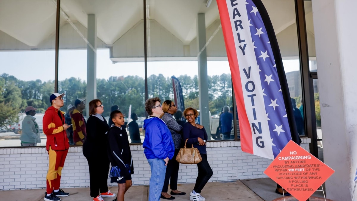 Una cola para votar en un colegio electoral en Decatur, Georgia, en el primer día de voto anticipado.