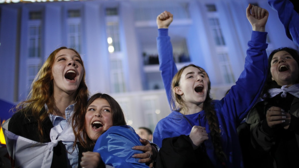 Partidarios de Sueño Georgiano celebran su victoria en Tiflis