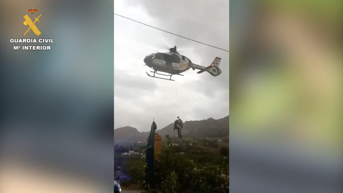 Helicópteros de la Guardia Civil continúan los rescates a varios vecinos atrapados por las inundaciones en Álora, Málaga