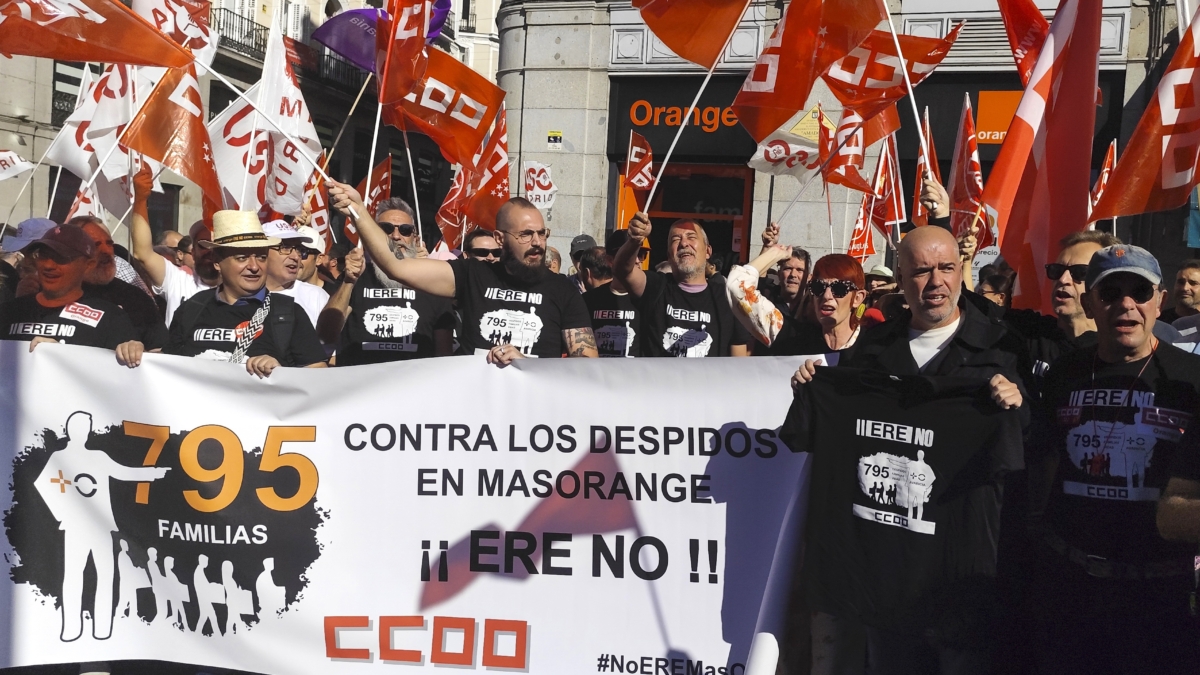 El secretario general de CCOO, Unai Sordo (2d), durante la manifestación que CCOO y USO han convocado este sábado como protesta en la Puerta del Sol de Madrid