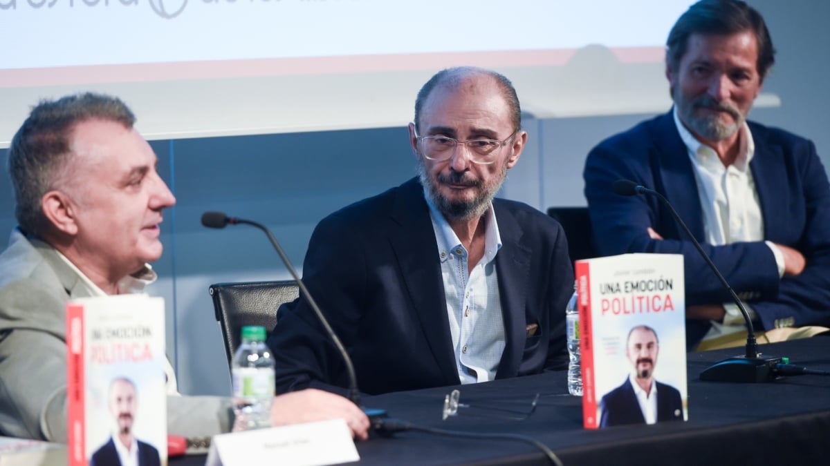 (I-D)El escritor Manuel Vilas, el expresidente del Ejecutivo aragonés, Javier Lambán, y el expresidente de Asturias Javier Fernández, durante la presentación del libro ‘Una emoción política: memorias de un servicio a Aragón y España’