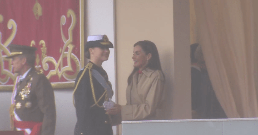 Durante un momento de aguacero en el Día de la Hispanidad, la reina Letizia y su hija Leonor han tenido un momento de confidencias apartadas de la primera línea.