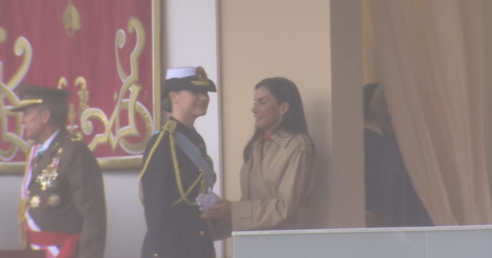 Durante un momento de aguacero, la reina Letizia y su hija Leonor han tenido un momento de confidencias apartadas de la primera línea. 