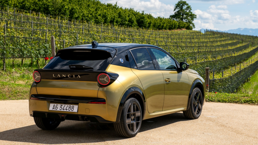 La trasera del nuevo Ypsilon está inspirada en la del Lancia Stratos, con las ópticas redondas de led que albergan en su interior la letra Y horizontalmente.