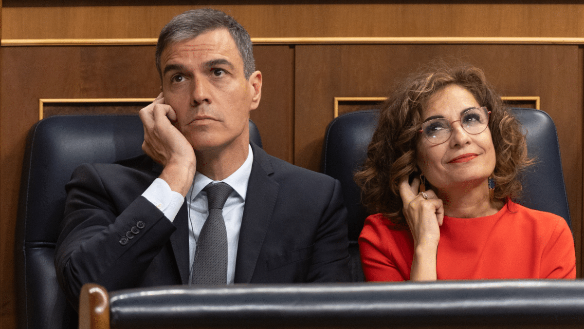 El presidente del Gobierno, Pedro Sánchez, y la ministra de Hacienda, María Jesús Montero, en el Congreso de los Diputados.