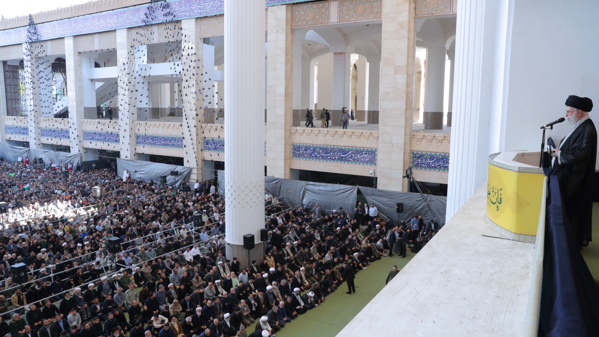 El líder supremo iraní, Ali Jamenei, dirige el rezo en la mezquita Imam Jomeini de Teherán