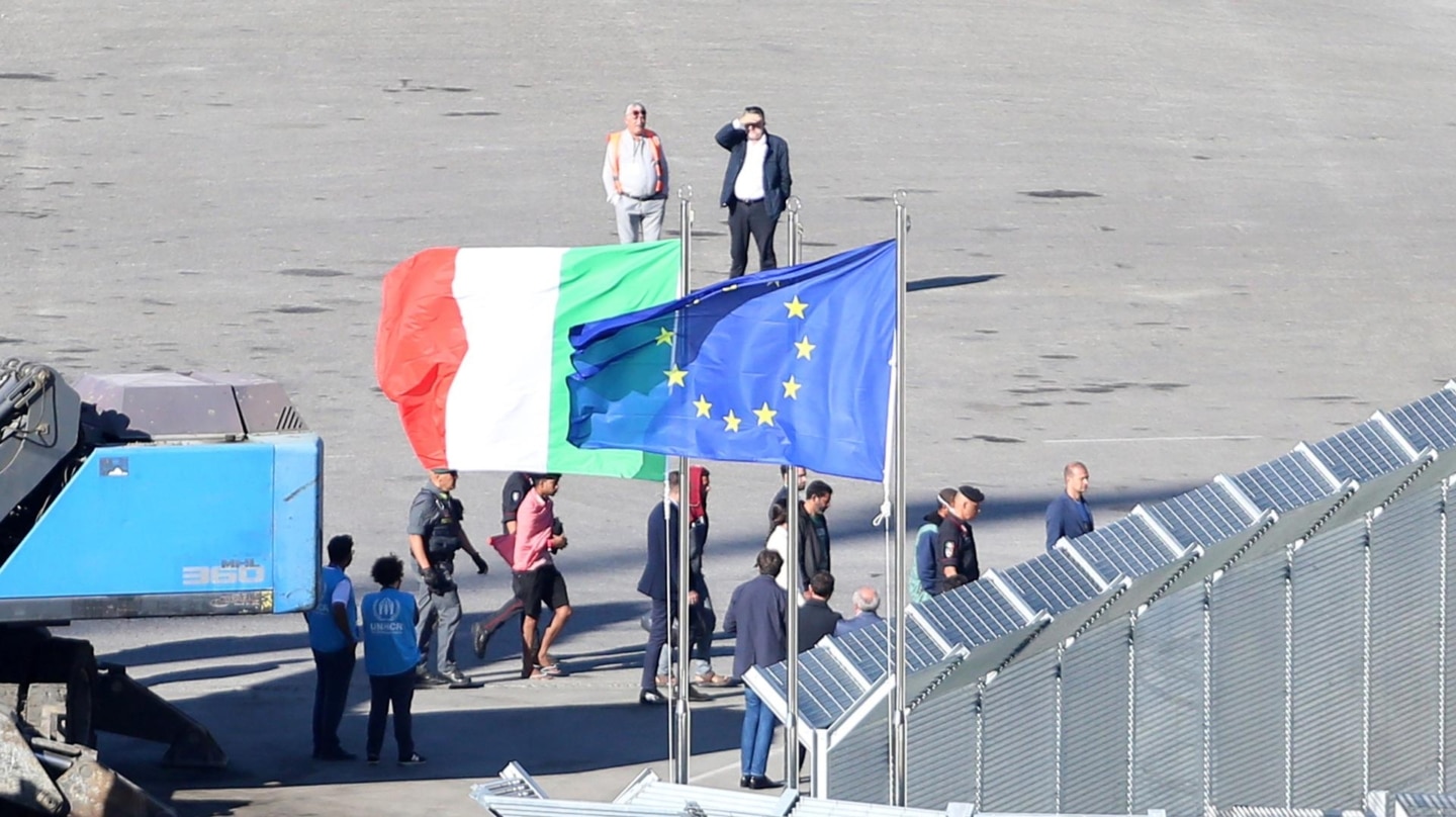 Un grupo de migrantes interceptados en aguas italianas llega a bordo de un barco de la marina italiana a Shengjin, Albania, el 16 de octubre de 2024