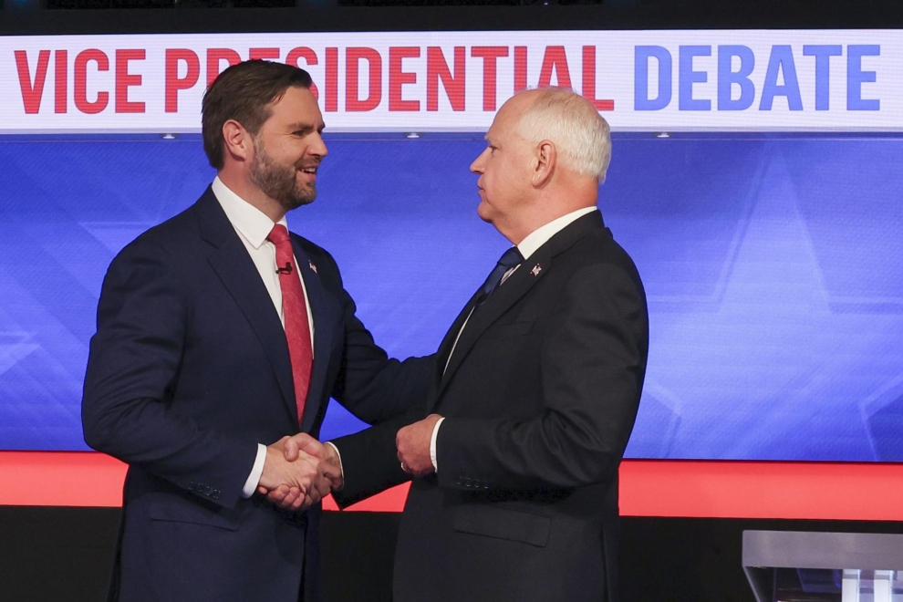 JD Vance (izquierda) y Tim Walz se dan la mano antes de su debate electoral en la cadena CBS.