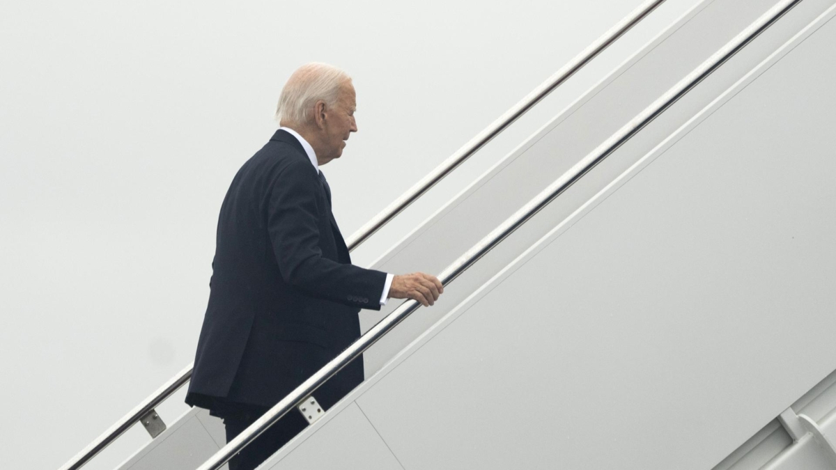 El presidente estadounidense, Joe Biden, subiéndose al Air Force One en Maryland.