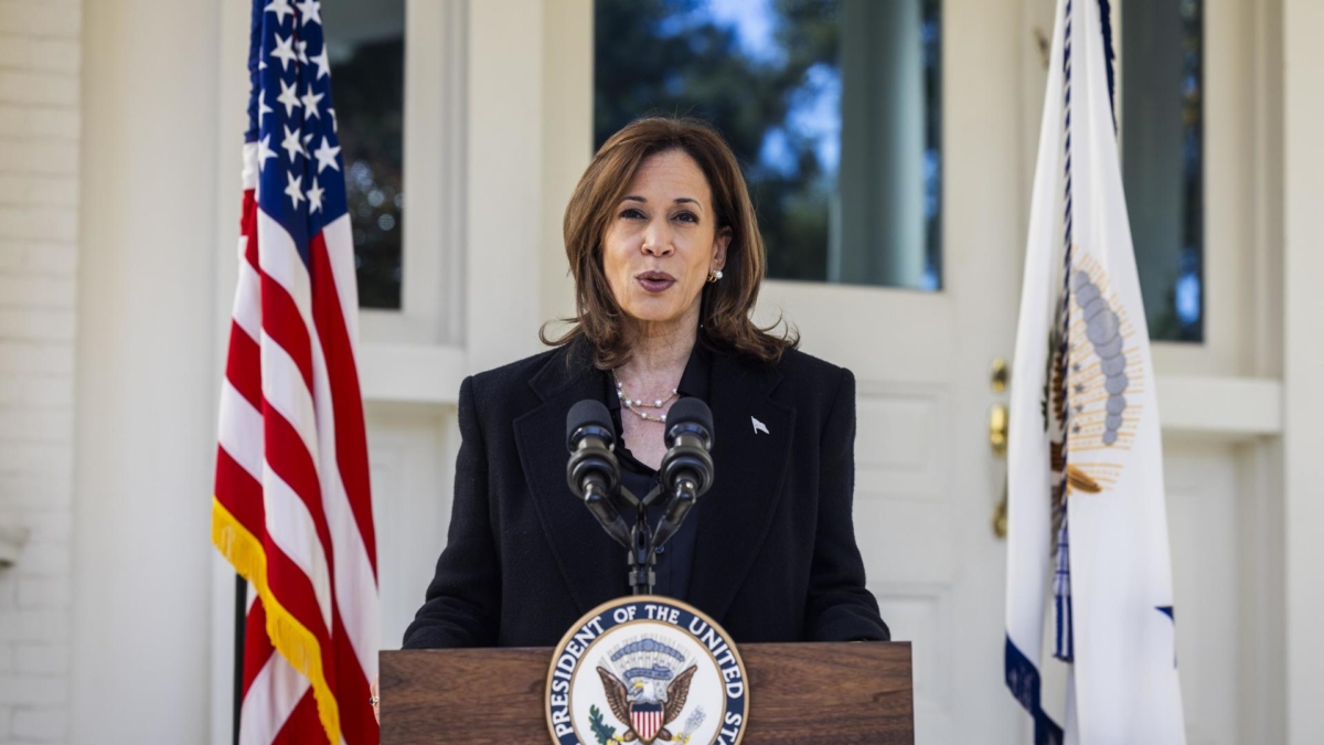 La vicepresidenta y candidata demócrata a las elecciones estadounidenses, Kamala Harris, da una rueda de prensa desde su residencia en Washington.