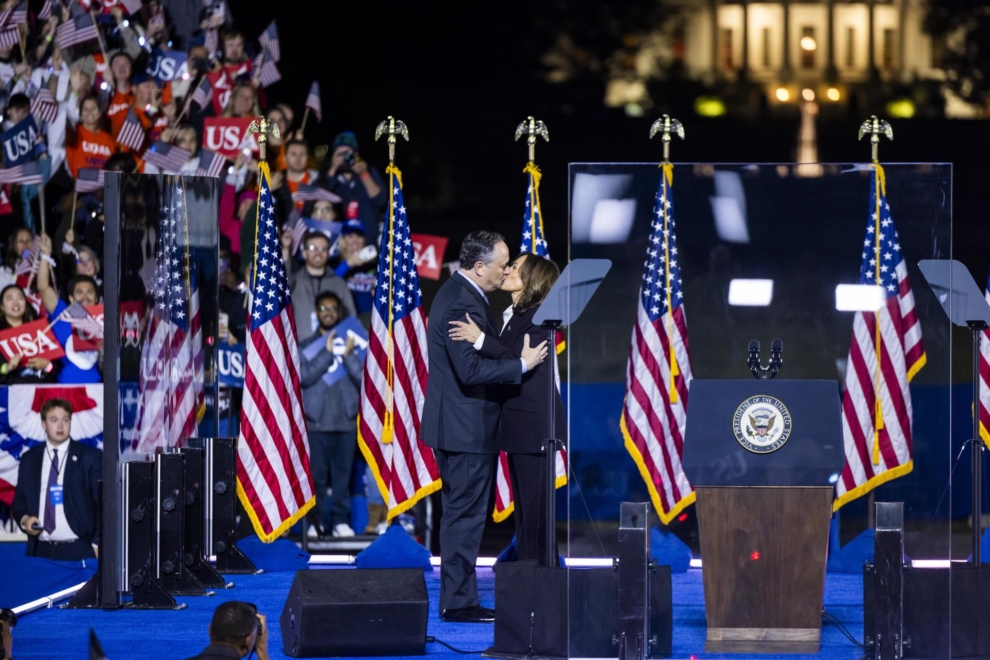 Kamala Harris besa a su marido, Doug Emhoff, al terminar su discurso frente a la Casa Blanca.