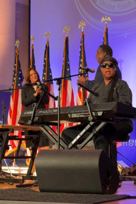 Kamala Harris junto al músico estadounidense Stevie Wonder (al piano), que le canta cumpleaños feliz en una iglesia de Jonesboro, Georgia.