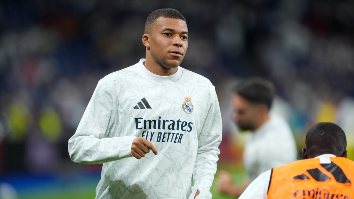 Kylian Mbappé del Real Madrid se calienta durante el partido de fútbol de la Liga española