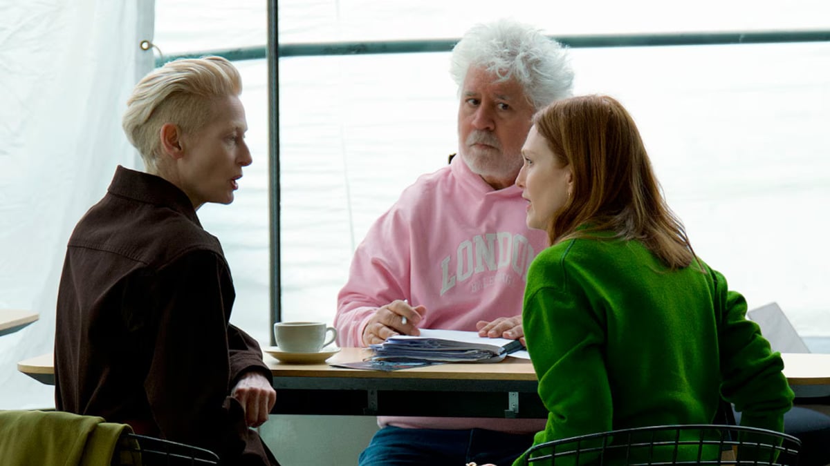 Almodóvar, Swinton y Moore durante el rodaje de 'La habitación de al lado'.