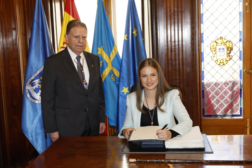 La princesa Leonor se ha mostrado sonriente y risueña firmando en el libro Libro de Oro, en el Ayuntamiento de Oviedo.