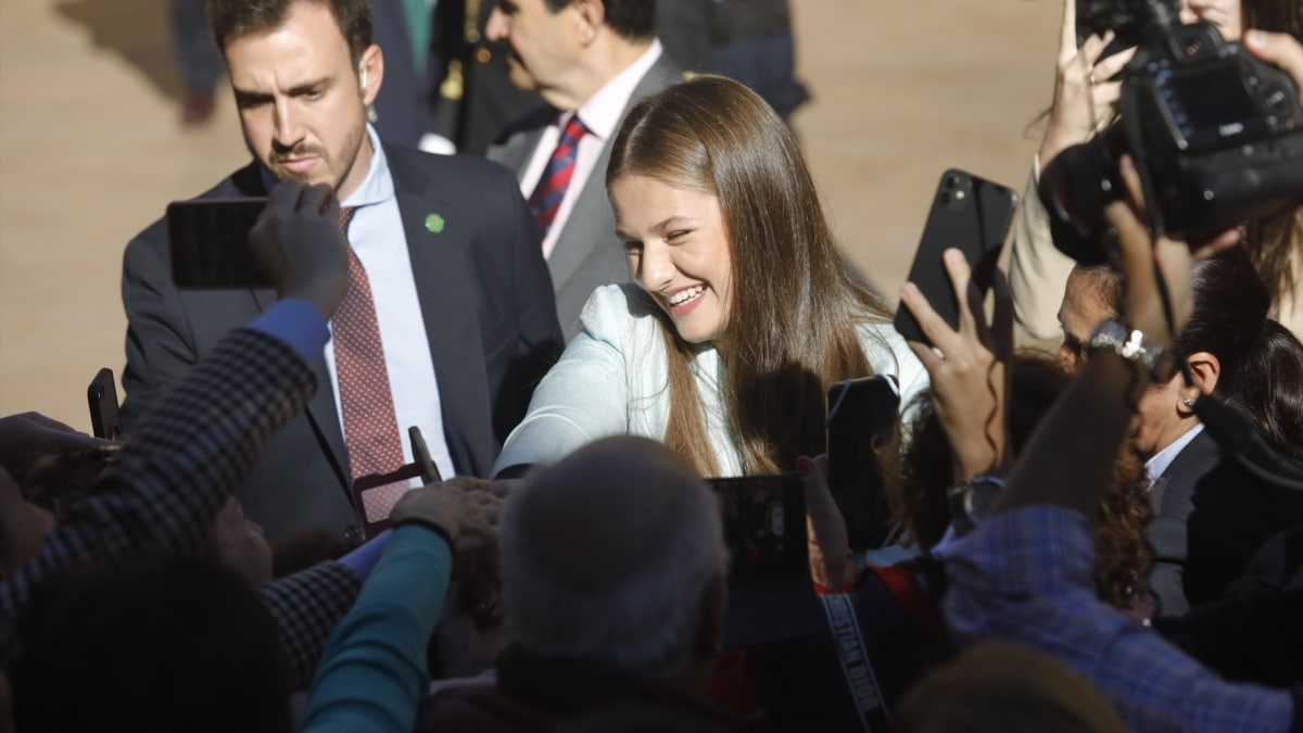 La princesa Leonor saluda a varias personas a su llegada a la plaza de la constitución del Ayuntamiento de Oviedo.