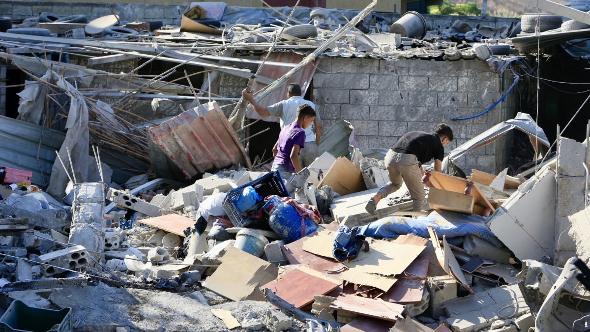 Ciudadanos libaneses entre los escombros tras los ataques de Israel en Beirut