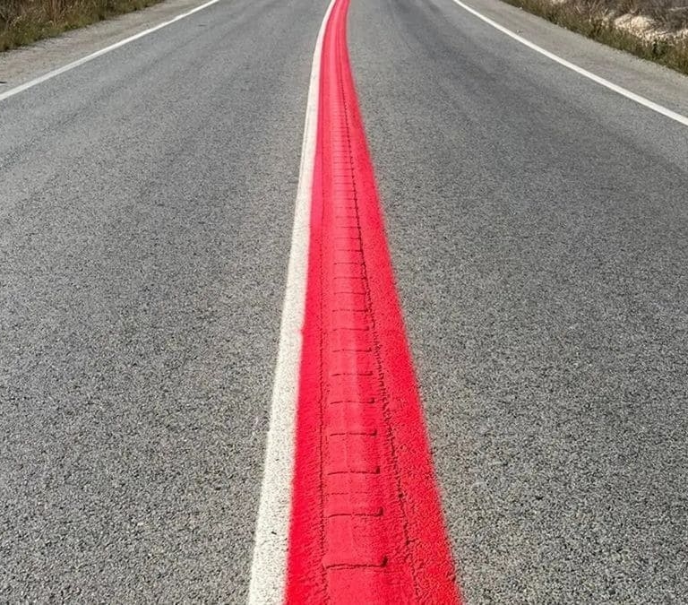 Todo lo que necesitas saber sobre las líneas rojas que ha pintado la DGT en las carreteras