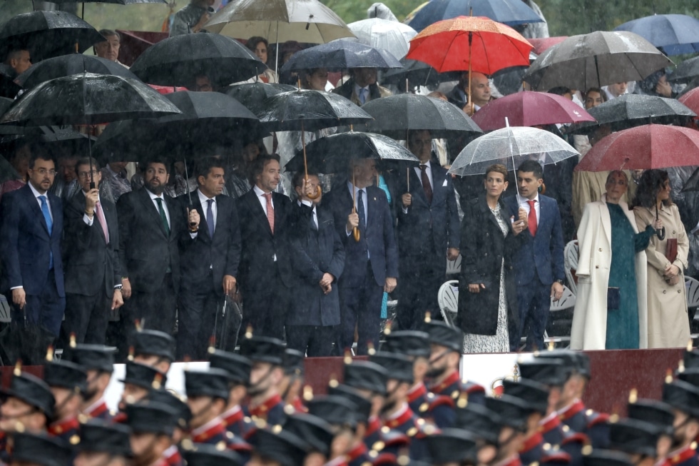 Los presidentes autonómicos asisten bajo la lluvia al desfile por el Día de la Fiesta Nacional en Madrid.