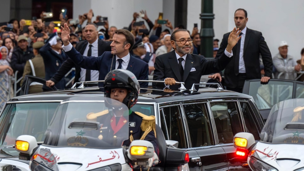 Mohamed VI recibe con honores a Macron, que desembarca con una delegación de 120 personalidades en pugna comercial con España