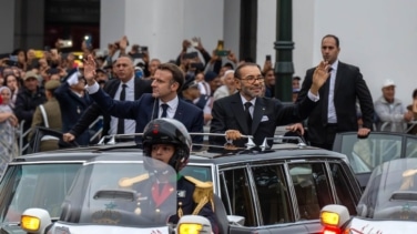 Mohamed VI recibe con honores a Macron, que desembarca con una delegación de 120 personalidades en pugna comercial con España