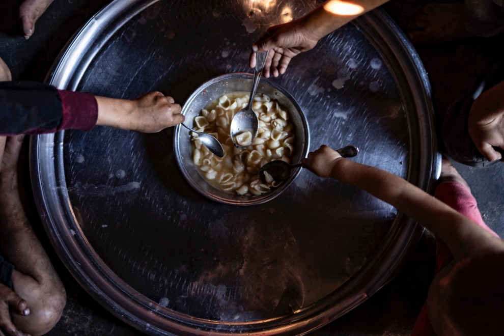 Pasta hervida, la comida diaria de la familia de Marwan Shahen en un campo de desplazados de Siria.