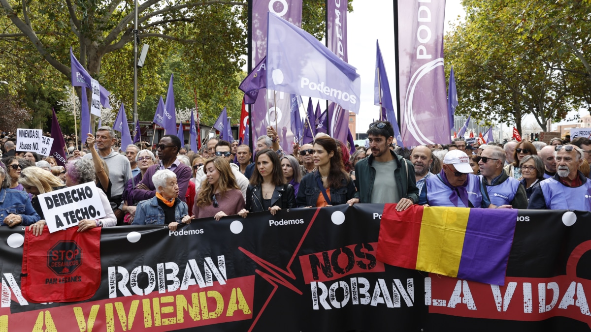 Las militantes de Podemos, Ione Belarra, María Teresa Pérez (2i), e Isa Serra, entre otros, durante la manifestación que bajo el lema 'Se acabó. Bajaremos los alquileres'