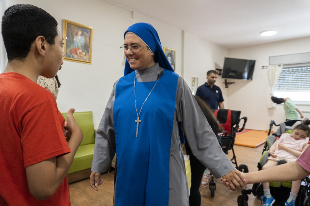 La hermana María del Cielo junto a los menores discapacitados que atiende la congregación.