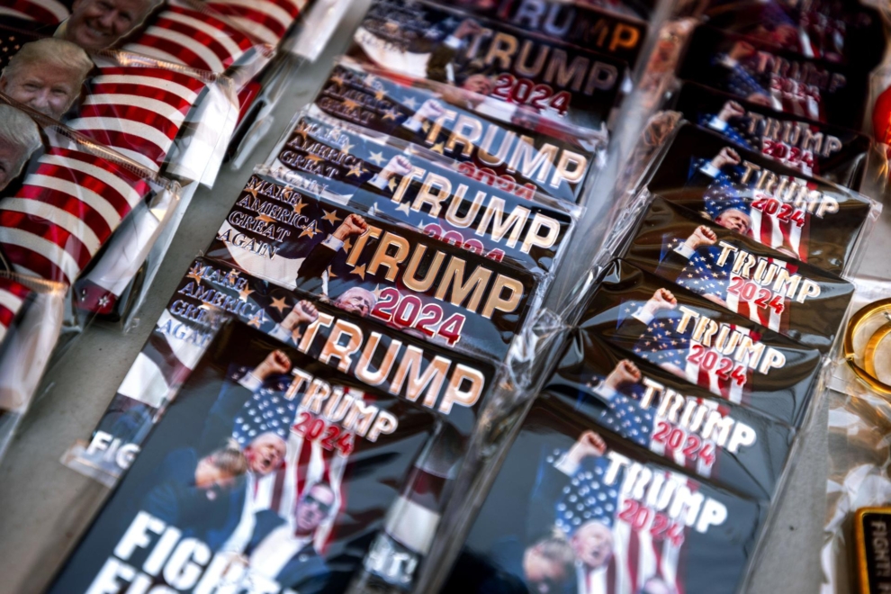 Material promocional de Donald Trump a las afueras de un mitin en Lancaster, Pensilvania.