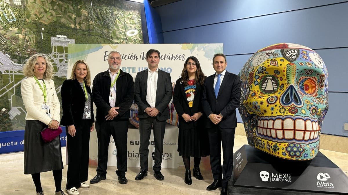 'Mexicráneos Europa': el arte urbano invade el Aeropuerto de Madrid