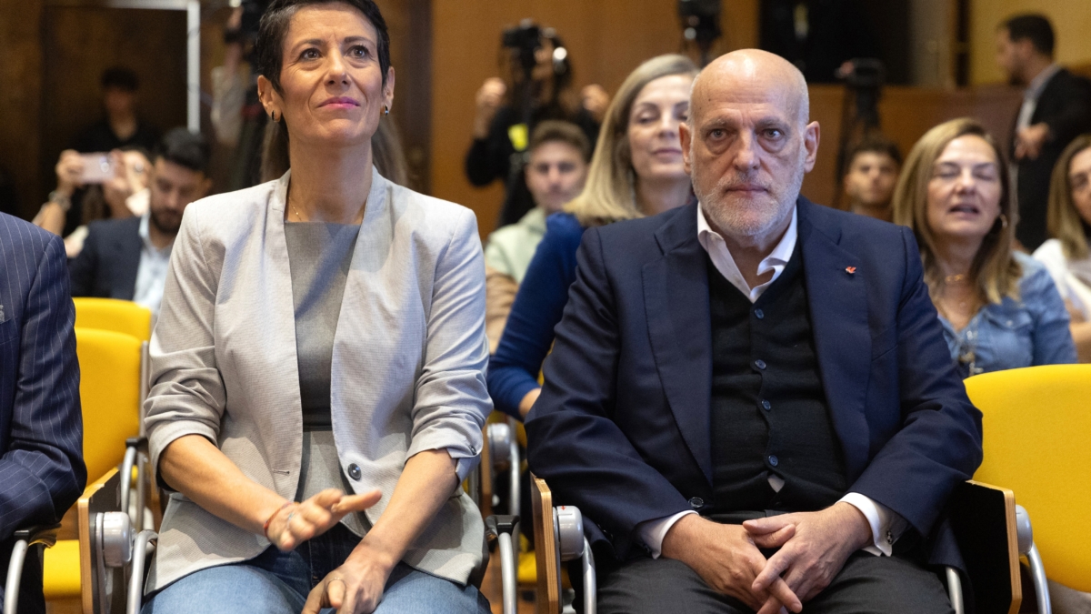 La ministra de Inclusión, Seguridad Social y Migraciones, Elma Saiz, y el presidente de LALIGA, Javier Tebas, durante la firma de un convenio de colaboración en materia de prevención y lucha contra los discursos de odio en el deporte