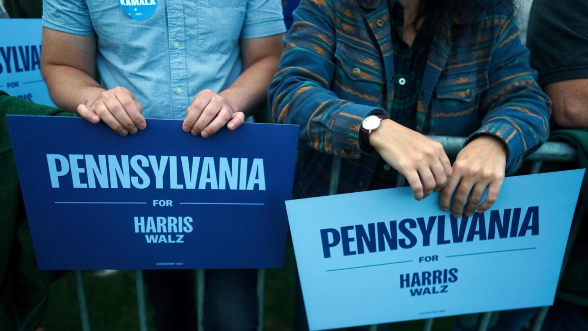 Asistentes a un mitin del marido de Kamala Harris, Doug Emhoff, en Pittsburgh, Pensilvania.