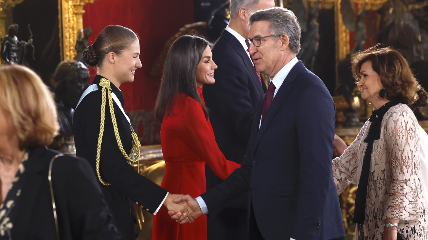 Los reyes de España, Felipe VI y Letizia, y la princesa de Asturias, Leonor de Borbón, saludan al líder popular, Alberto Núñez Feijóo