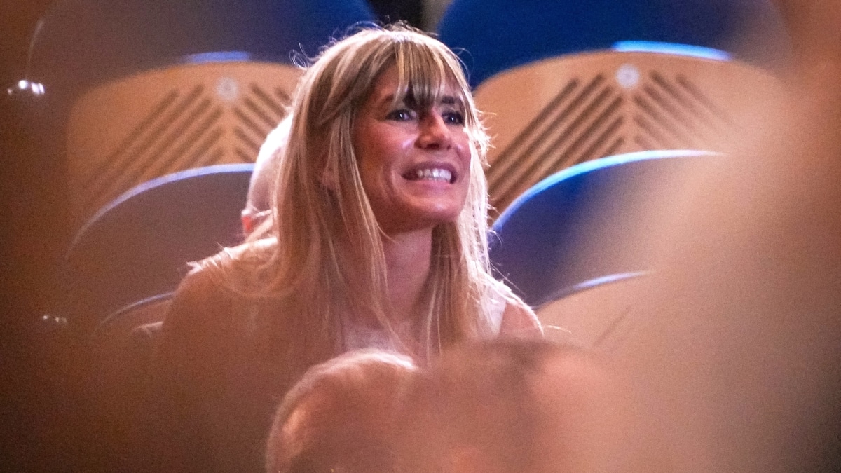 La mujer del presidente del Gobierno, Begoña Gómez, durante la entrega del Premio Donostia a Pedro Almodóvar, en el Festival de Cine de San Sebastián