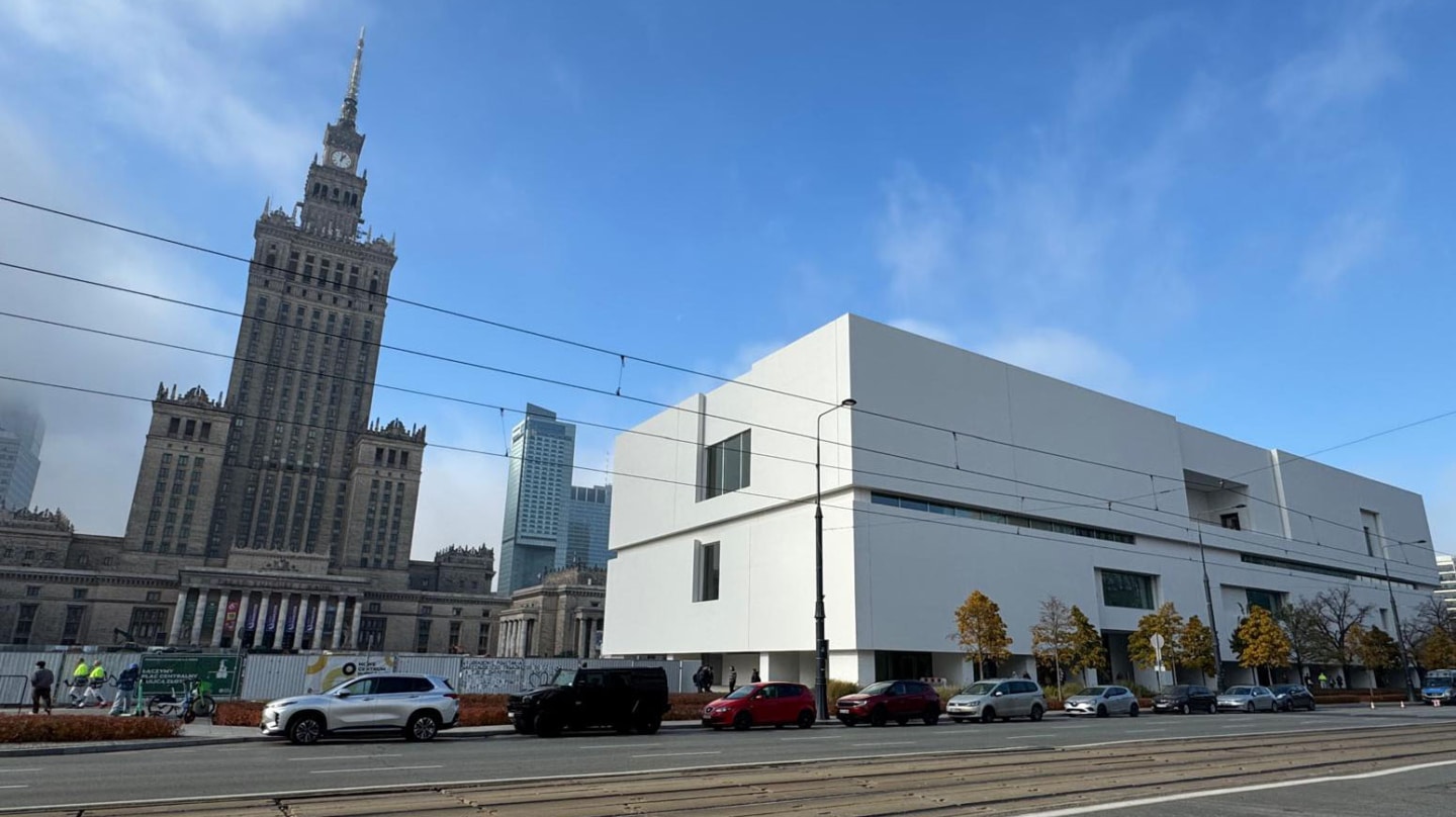 El nuevo Museo de Arte Moderno de Varsovia en primer plano y al fondo el Palacio de la Cultura y la Ciencia