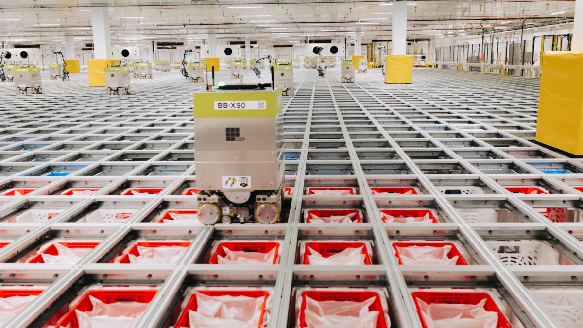 Interior del nuevo almacén robotizado de Alcampo.