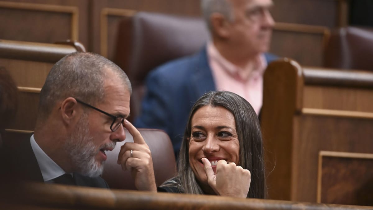 Miriam Nogueras, portavoz de Junts en el Congreso, conversa con el diputado Josep María Cruset, de su grupo