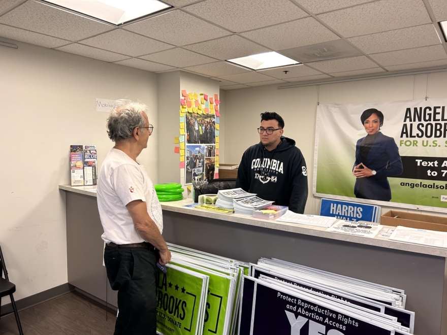 Jorge Arango y un voluntario en la oficina de la candidata Angela Alsobrooks en Silver Spring, Maryland.