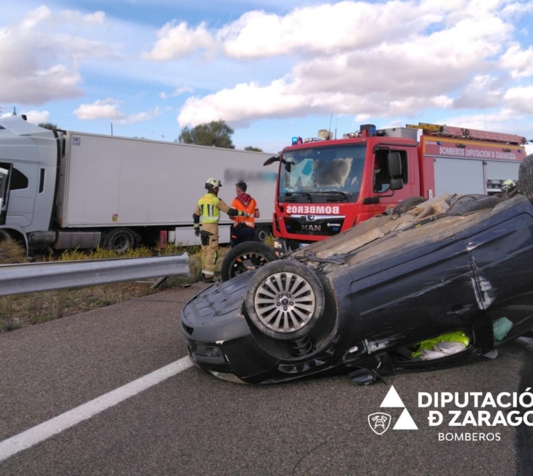 Muere arrollado por un camión el conductor de una grúa que auxiliaba a un coche en Zaragoza