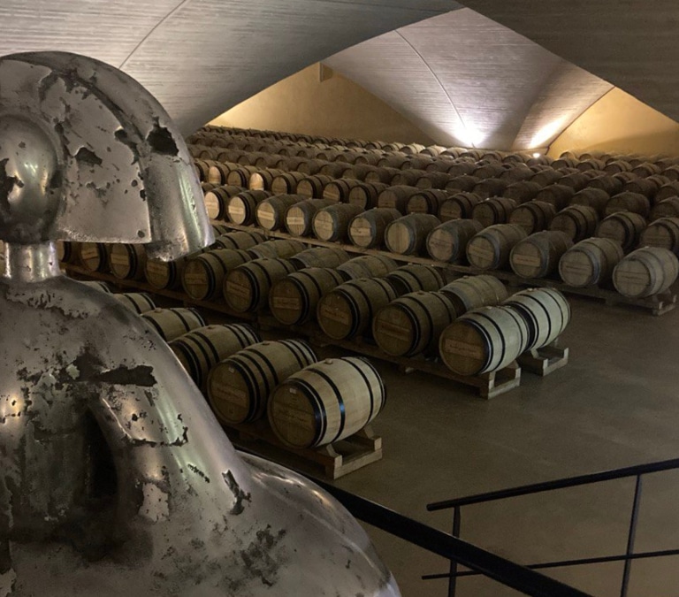 Otazu, el señorío navarro del siglo XII que convierte el arte en vino y su bodega en museo