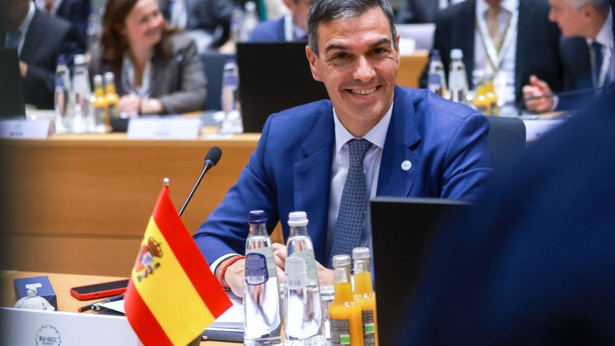 El presidente del Gobierno español, Pedro Sánchez, asiste a una mesa redonda durante la cumbre UE-Consejo de Cooperación del Golfo (CCG) en Bruselas (Bélgica)