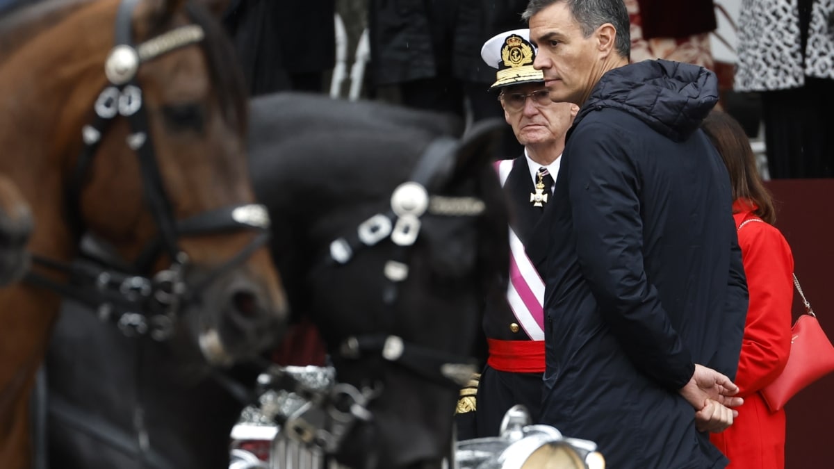 El presidente del Gobierno, Pedro Sánchez (d), y la ministra de Defensa, Margarita Robles (detrás), junto al jefe del Estado Mayor de la Defensa, Teodoro Esteban López Calderón (2d)