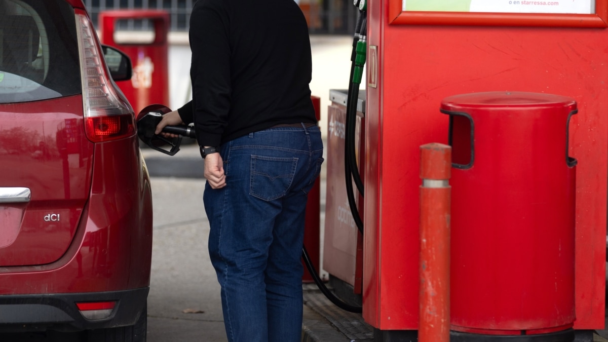 Imagen de archivo de una persona repostando en una gasolinera