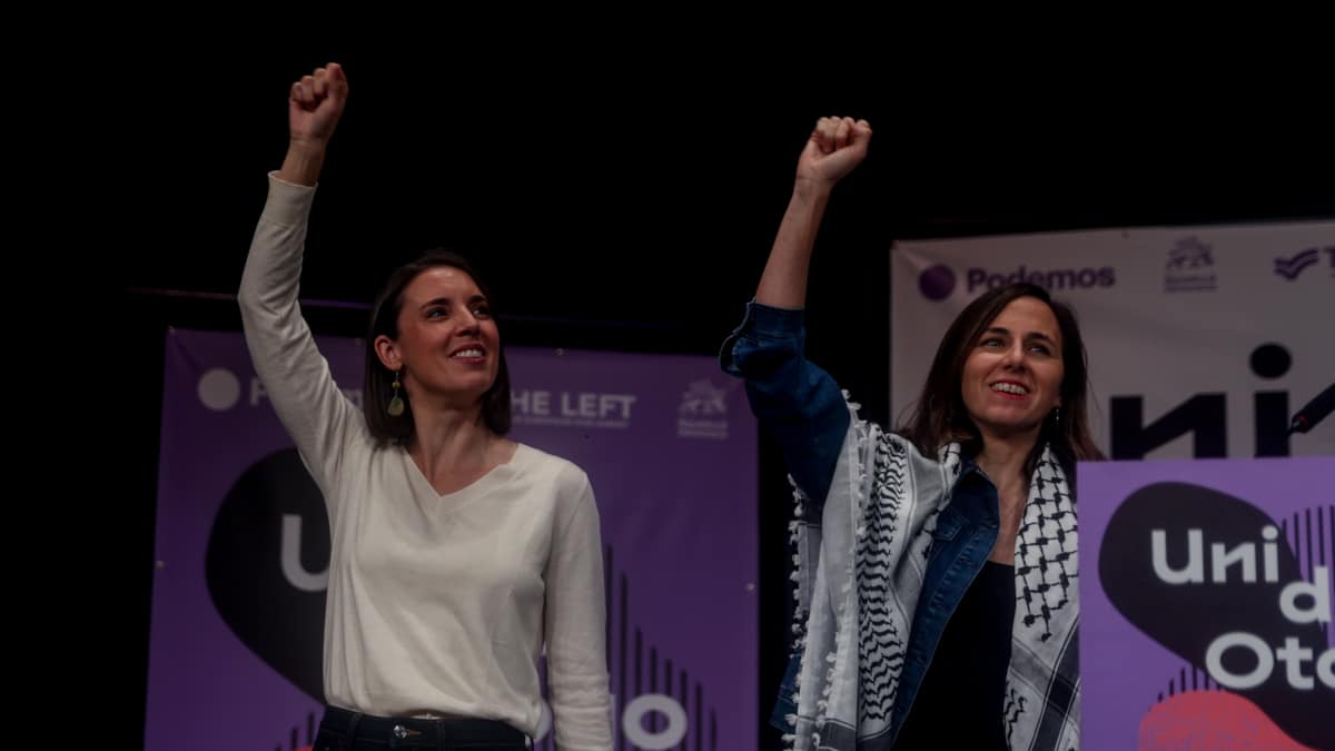 La secretaria política de Podemos y eurodiputada, Irene Montero (i), y la secretaria general de Podemos, Ione Belarra (d)