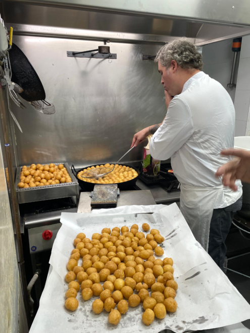 José Luis friendo buñuelos en la cocina de Pozo.