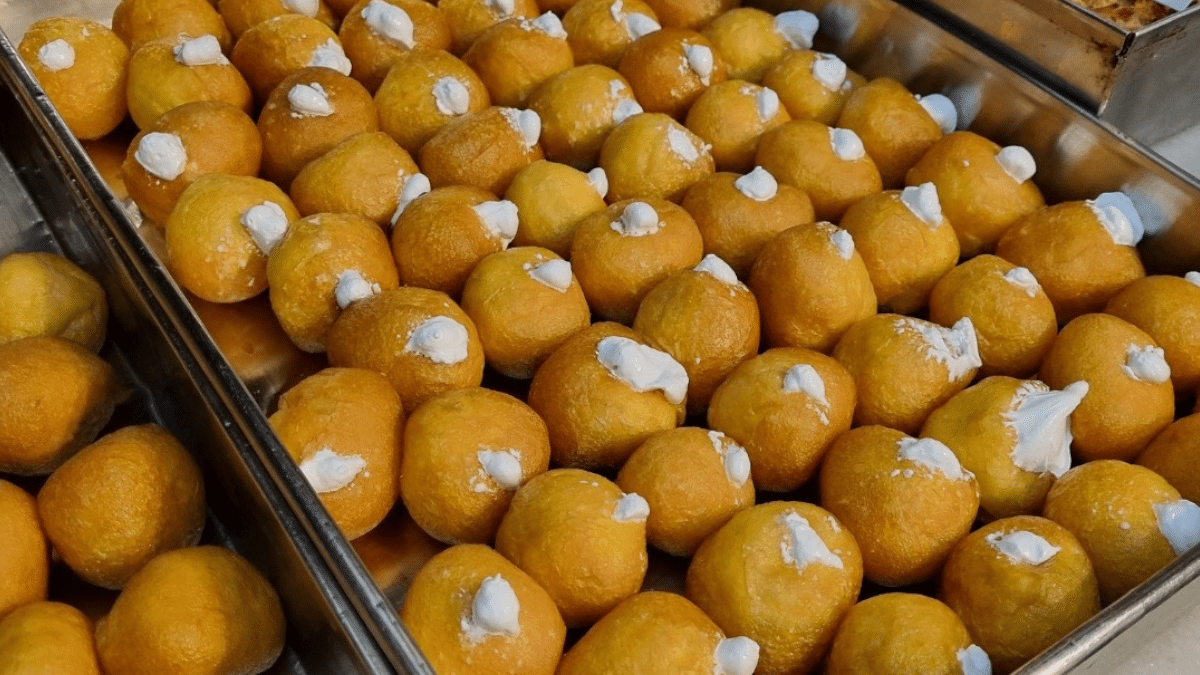 Bandeja de buñuelos de la Antigua Pastelería del Pozo.