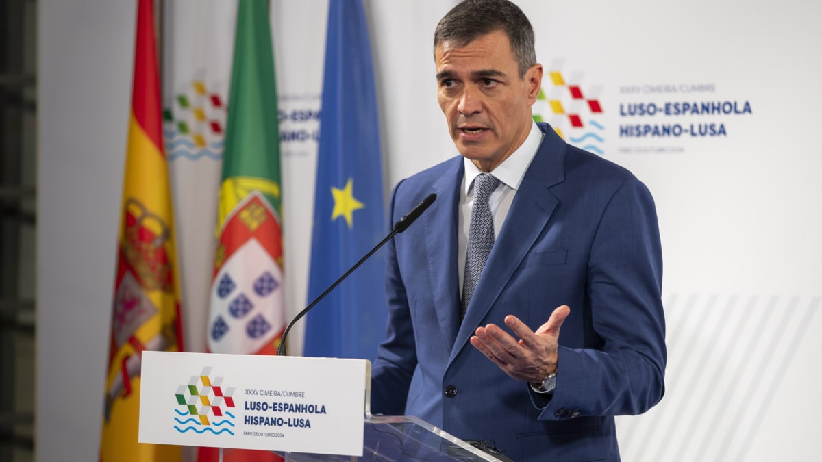 El presidente del Gobierno, Pedro Sánchez, interviene durante la XXXV Cumbre Hispano-Lusa, en el Palacio Fialho