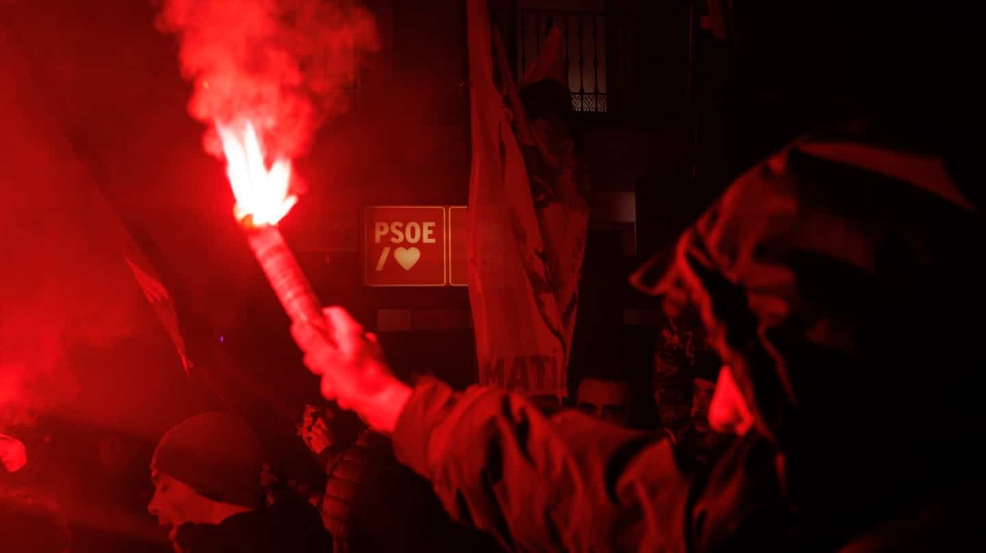 Manifestación de Falange Española frente a la sede del PSOE en Madrid