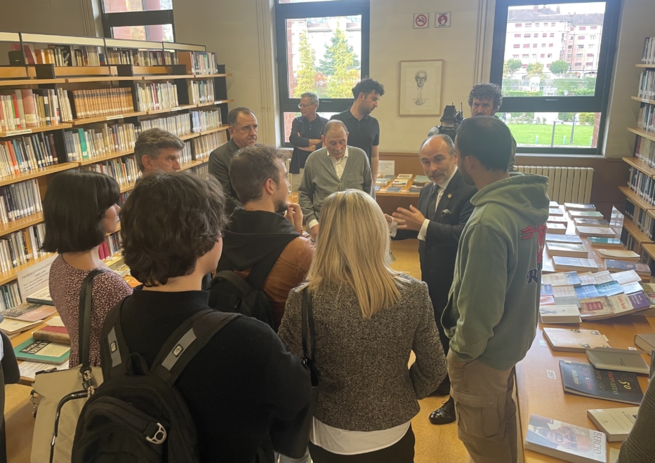 El Rector de la Universidad, Ignacio Villaverde, dirigiéndose a los participantes durante la visita a la Exposición de obras de Gustavo Bueno.