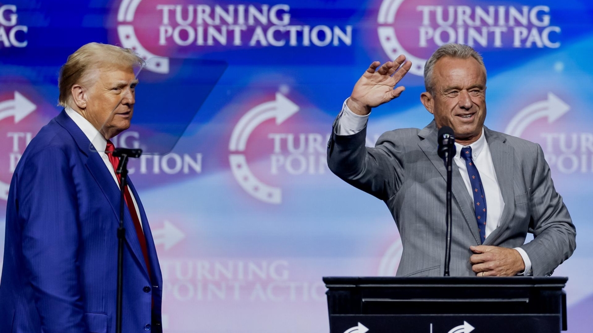 El expresidente y candidato republicano Donald Trump junto con Robert F. Kennedy Jr en un evento en Duluth, Georgia.